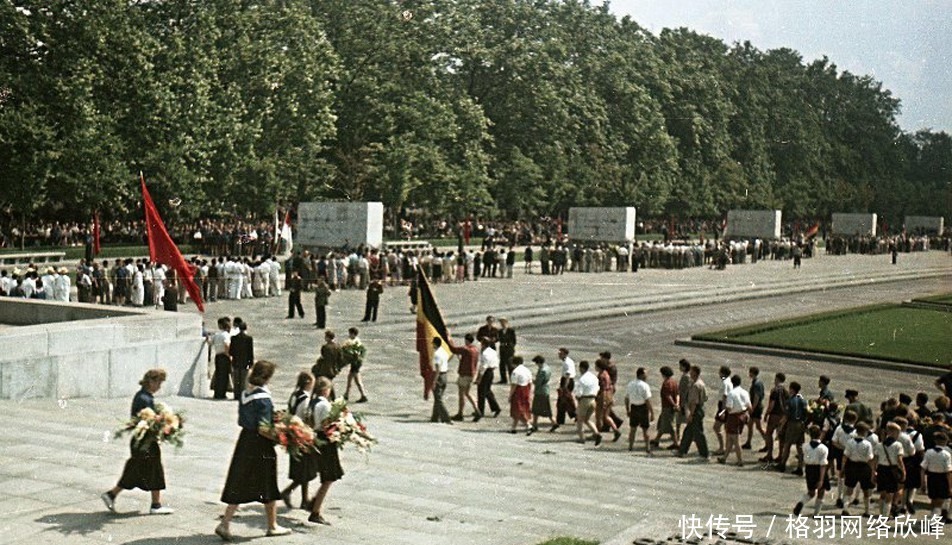 柏林|老照片 1951年东德首都柏林 废墟之上举行世界青年联欢节