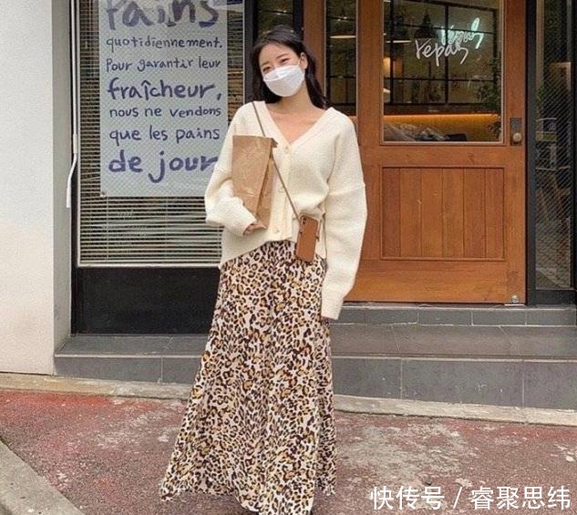 “短款上衣 + 高腰下装”，早春这么穿显瘦显身材