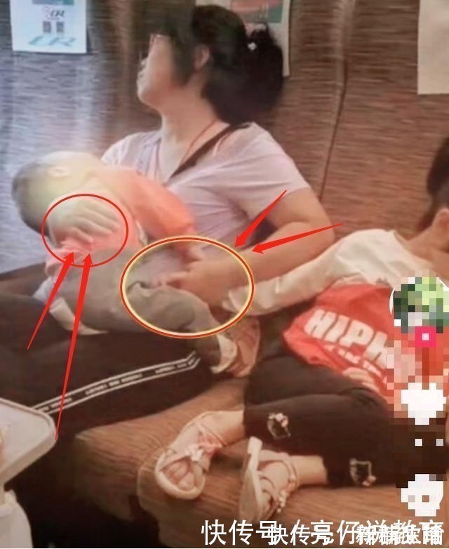 睡着|母亲带俩娃动车睡着,睡姿引网友热议:当妈后就见不得这种画面了