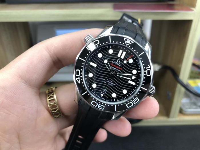 戴不起劳力士水鬼,三四十岁男士戴块欧米茄海马300也不差