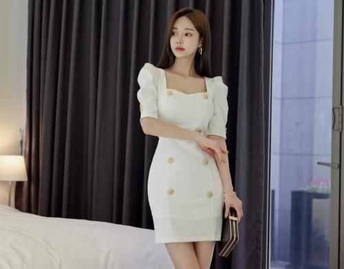 清雅纯洁搭肩中袖连衣裙，自然曼妙展现孙允珠时尚活力
