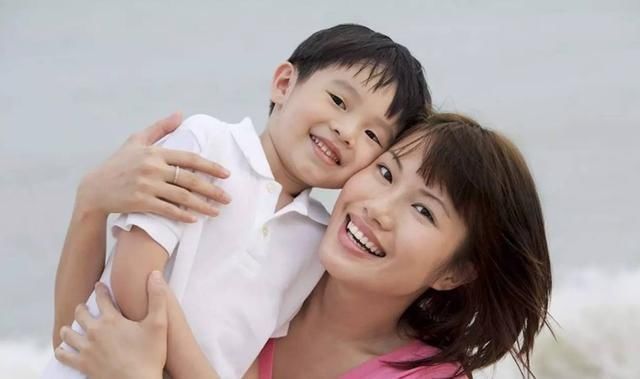 车子|5岁孩子用钥匙划伤车子,被宝爸暴揍,看清车子后悔不已