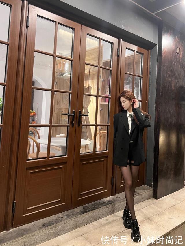 黑色系穿搭美女,黑色让女人神秘而又精致,而且百搭