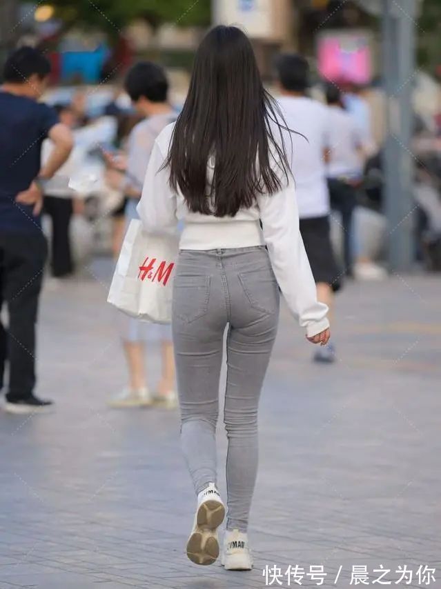 运动衫 时尚气息，白色短款卫衣，营造出一种年轻时尚的感觉