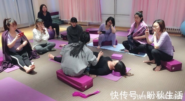 骨盆前倾|宝妈倒立着练瑜伽,宝宝觉得好奇,接下来的动作,老爸没眼看