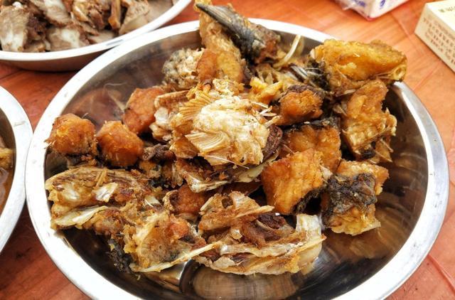 同事农村办婚宴随了500份子钱，饭菜一上桌，看得我不想动筷子