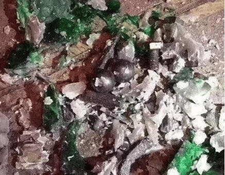 刀片|200多万的翡翠原石,切割时刀片突然断裂,里面充满了钢珠和螺丝钉!