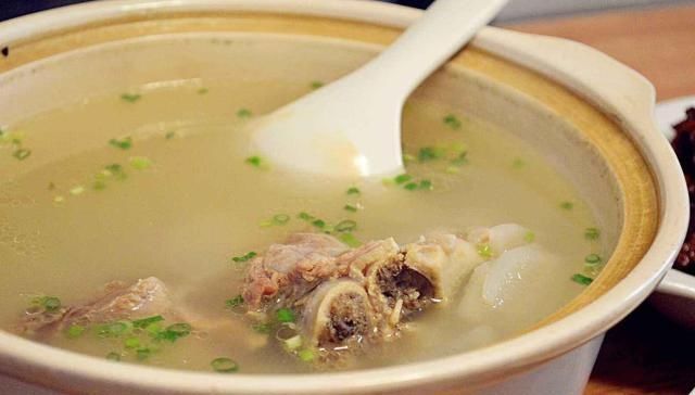 汤汁|教大家做棒骨炖萝卜,营养丰富,清新爽口,汤汁鲜美