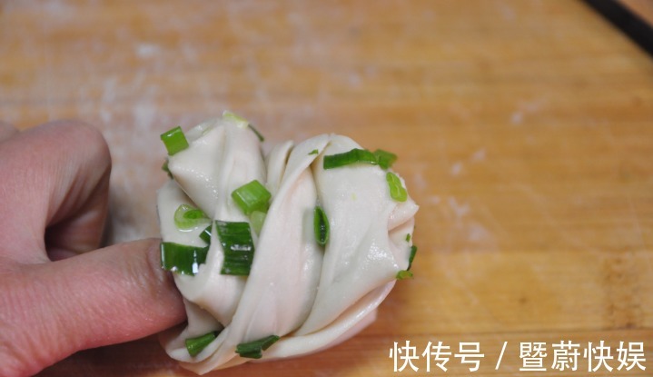 柔软|春天,花10分钟做一笼葱花卷,咸香柔软,好看又好吃