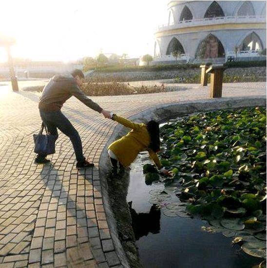 |搞笑图片幽默段子笑话哈哈哈，妹子你走路要看着点地上啊