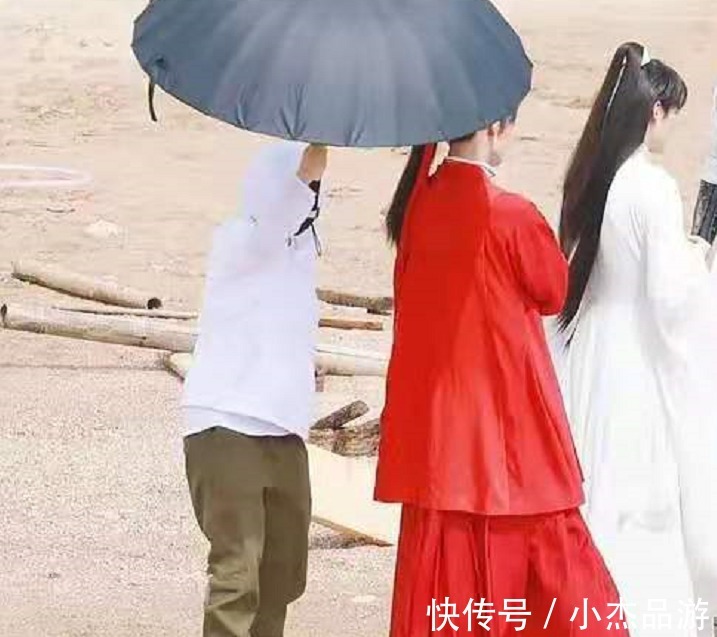 个子|《吉星高照》花城又换新装扮,红外套显个子矮,衣品没有配角高