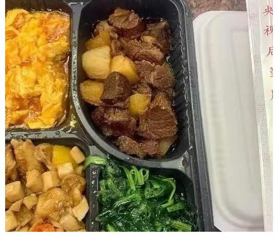 央视虎年春晚伙食曝光，四菜荤素搭配有大块肉，色泽诱人包装节俭