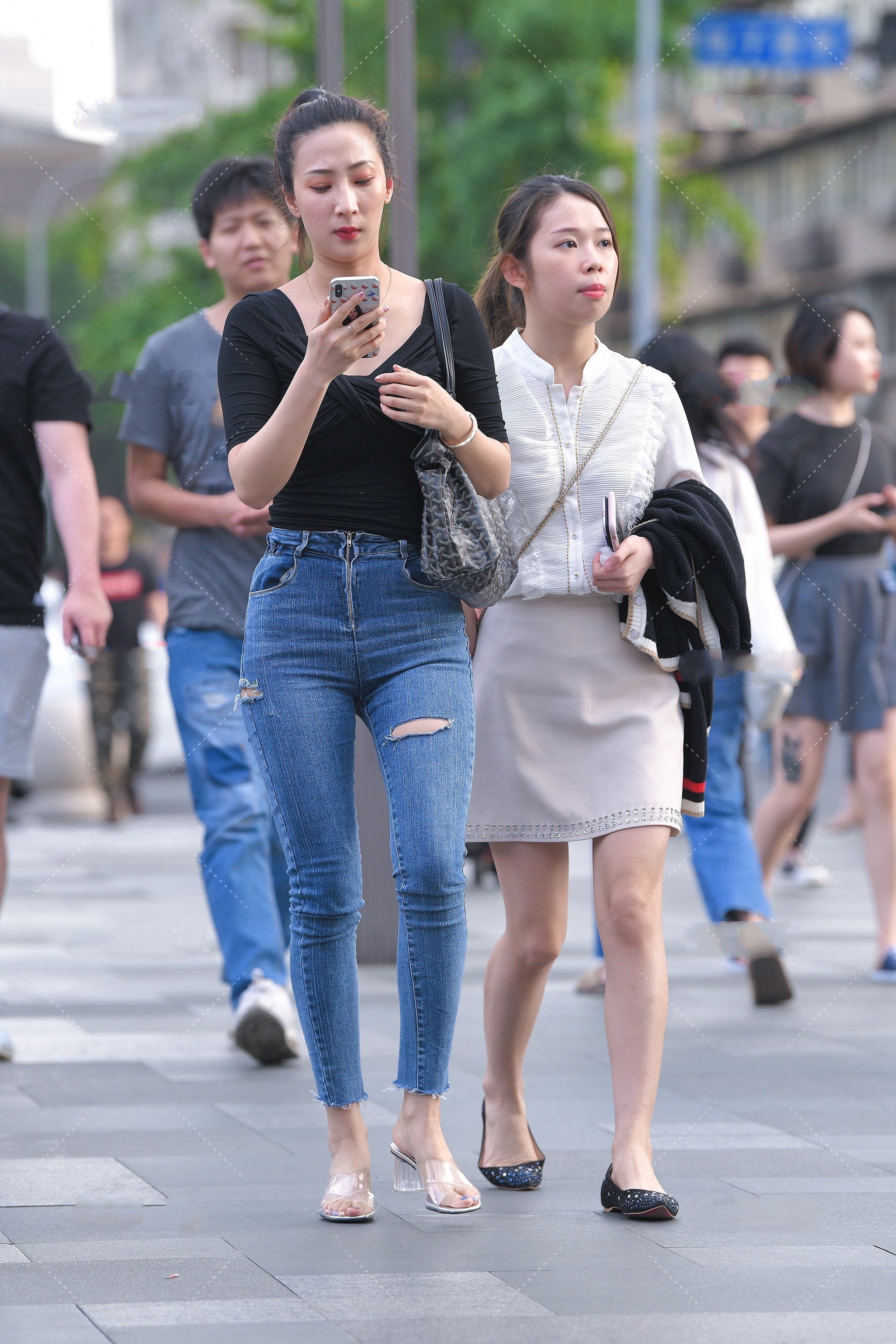 牛仔裤|美女街拍:短袖配深蓝色裤子,简单好搭配,而且还很好看