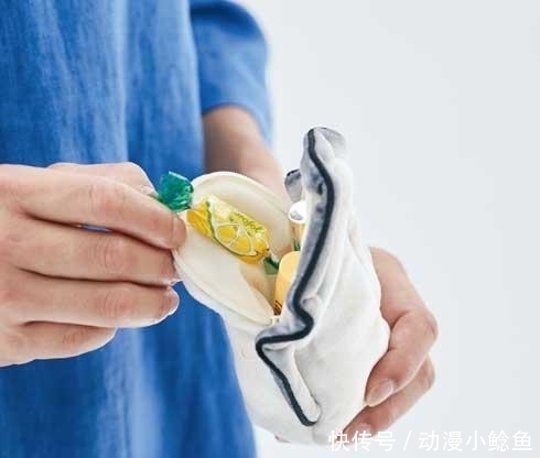 厂商|日本厂商推出生蚝挎包及手帕,这造型我看着腥得慌