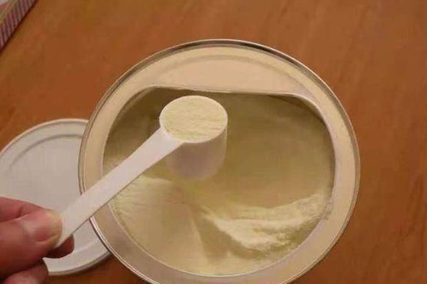 弟弟|双胞胎弟弟吃母乳,哥哥吃奶粉,5个月后差距明显,网友大呼心疼