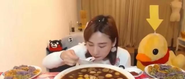 能吃|大胃王密子君直播吃80个饺子,80个汤圆,两个小时后碗见底,厉害