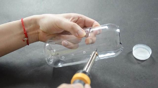 塑料瓶别再扔了,改造一下,粘在厨房里有大用处,省钱又实用