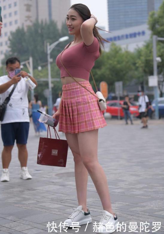 微胖女生的时尚穿搭,紧身上衣配百褶裙,靓丽有肉感