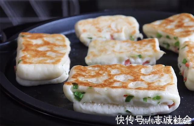 面粉别只蒸馒头,加一把葱花,卷一卷切一切,比包子馅饼还好吃