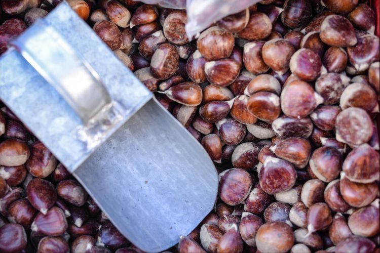 买栗子，挑个头大的还是小的？老农教你5招，皮薄肉多，个个清甜