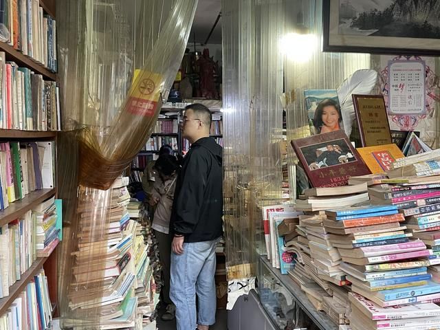 书店&旧书店老板为了情怀开店33年，顾客：买二手书像开盲盒