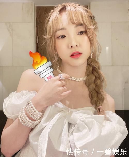 火炬 硬糖少女集体出动传递火炬,其他成员都用手传,唯独刘些宁与众不同