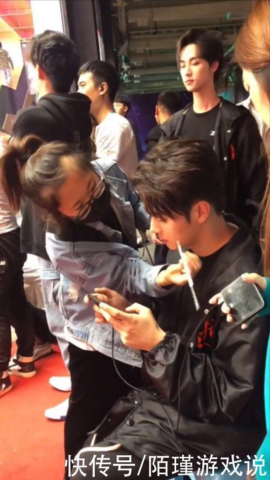 明星玩游戏都是送分选手?许凯片场玩游戏被嘲笑,直言:下把你来