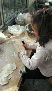 |搞笑GIF：见过荡秋千的，没见过骑摩托车荡秋千的