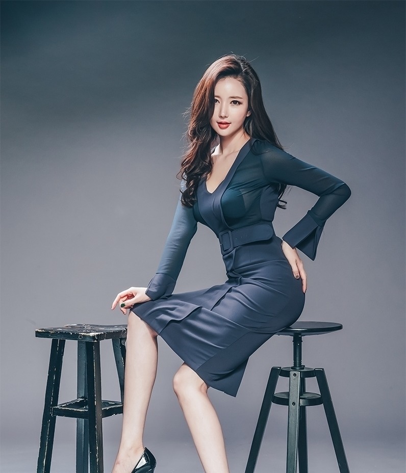 知性 一款非常美丽的连衣裙,既优雅又知性,特别适合成熟职场女性