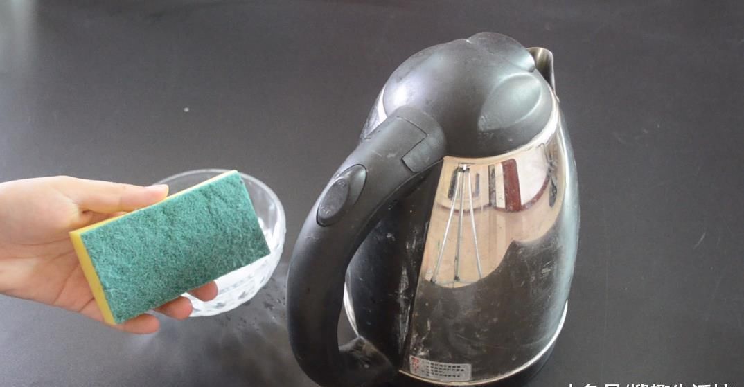 烦恼|用蜡烛在电水壶上擦一擦太实用了, 解决了很多人的烦恼, 赶紧试试