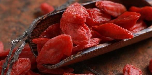 枸杞配“一宝”,半个月下来,色斑淡了,睡眠好了,皮肤白皙红润