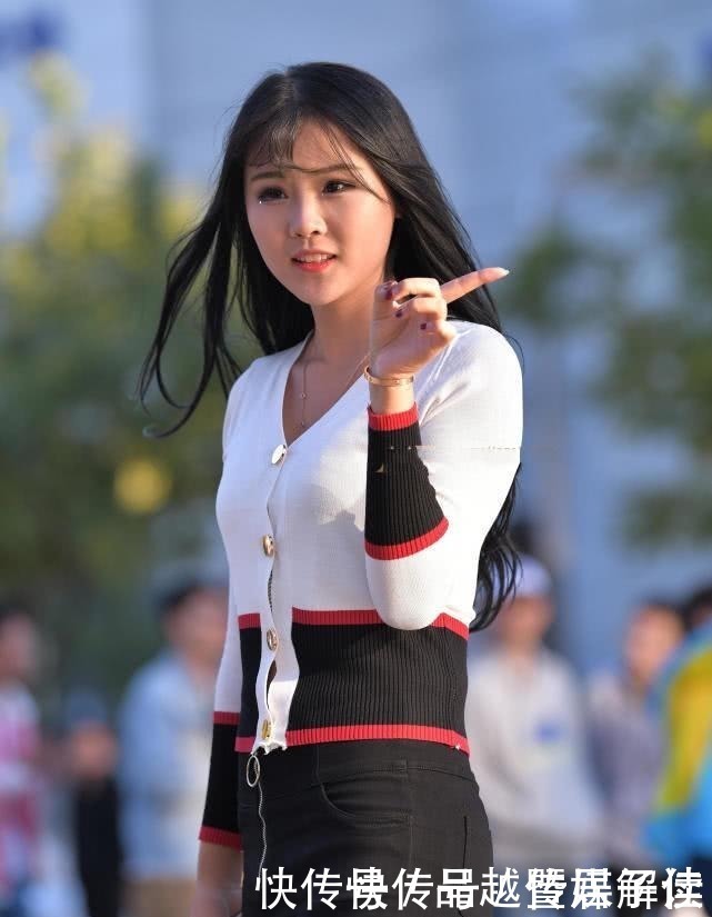 时尚街拍:简约风的关键,黑色牛仔裤穿搭出淑女范儿!