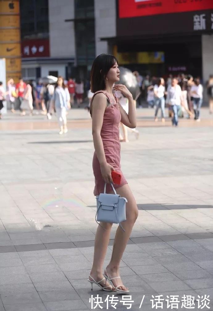 美女牛仔半身裙搭配一双黑色的简约风格高跟鞋，显瘦又特别的显高