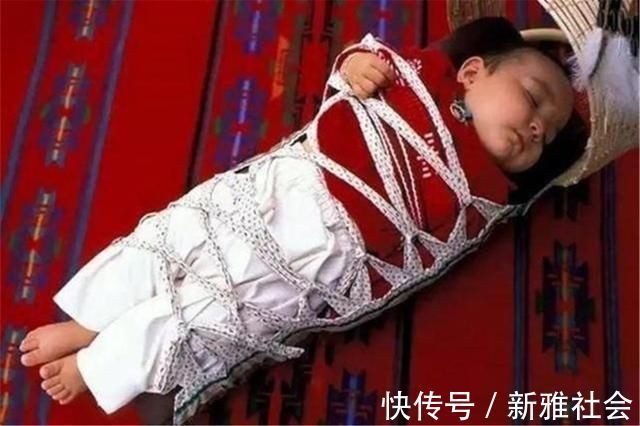 髋关节|父母的4种做法,可能导致宝宝骨骼畸形,别大意,不少人犯