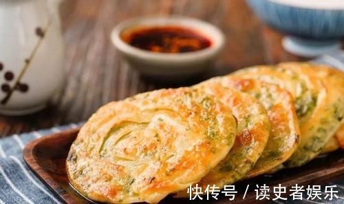 好吃|葱油饼做法简单还好吃，最主要的是放到晚上吃也是非常有劲道的
