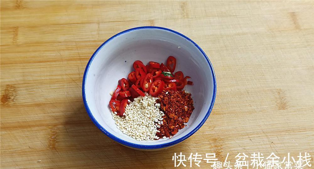 把鸡蛋和黄瓜一起凉拌来吃，味道香辣，爽口开胃，给肉都不换