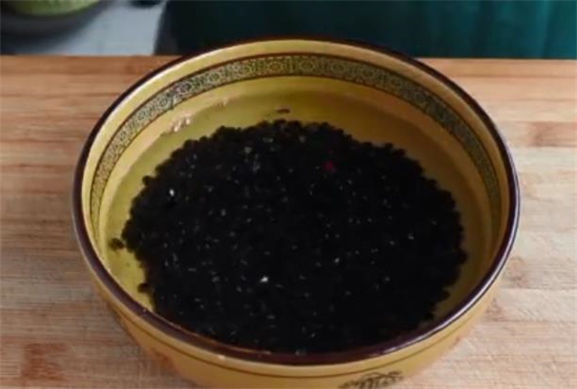 黑豆|黑豆不打豆浆、不熬粥，教你养生吃法，做法简单，比买的补药还补
