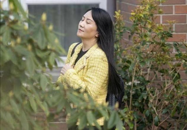 范儿 孟晚舟终于换掉中分发型,剪刘海更显年轻态,穿娃娃领好有少女感