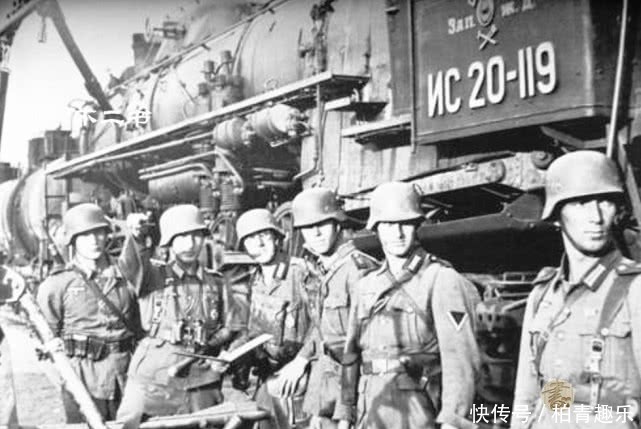 镜头|二战老照片:德军俘获苏军旗帜在镜头中炫耀、苏联平民房屋遭焚烧