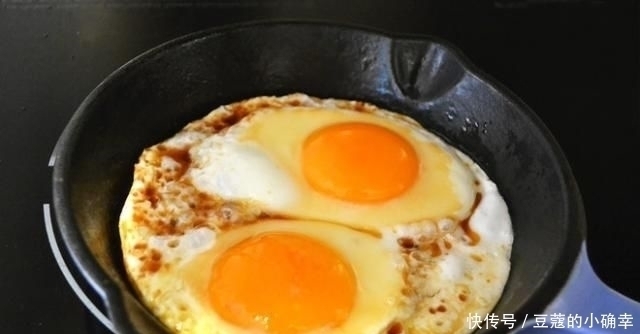 下锅|煎鸡蛋时,万万别直接就下锅多加这1步,鸡蛋圆嫩又不粘锅