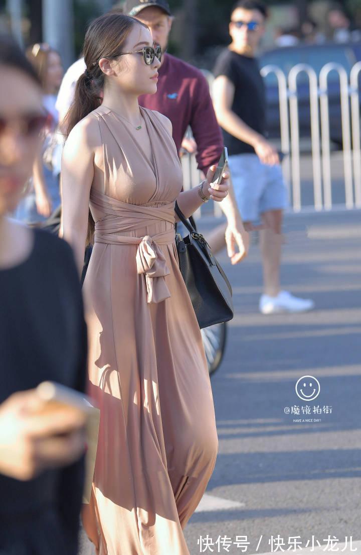 少女鞋 小姐姐身穿一件黑色纱裙，温文尔雅，时尚又优雅
