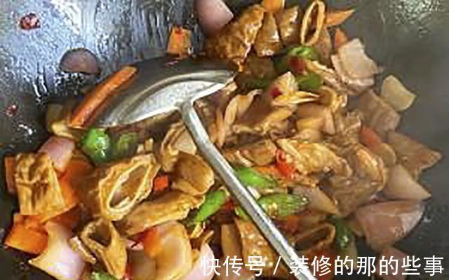 肥肠|炒肥肠怎么清洗才干净？大厨从清洗到炒制都教你，好吃还没异味