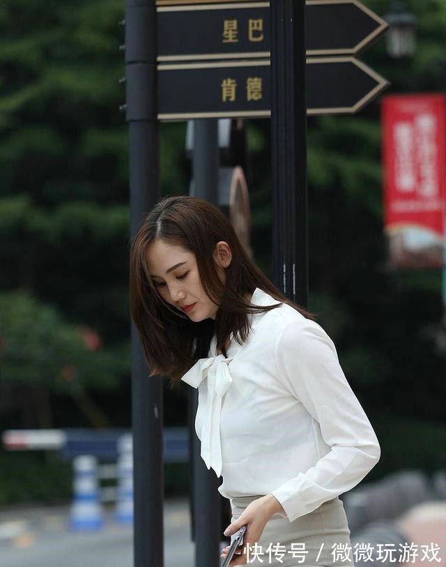 搭配 白色真丝衬衫,搭配灰色包臀裙,更加清新唯美,高级感十足!