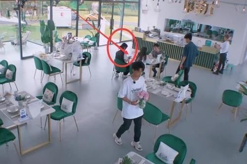 全员干活唯独姚安娜玩手机，连黄晓明讲话都忽视，这是有多大牌？