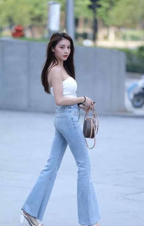 年轻姐姐穿上喇叭裤，演绎出成熟女性的魅力！