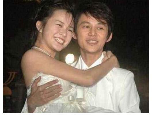 王菁|爆何炅47岁老婆终露面?长相引争议,默默付出20年却受何炅冷眼!