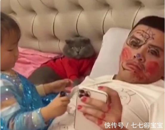 作画|3岁萌娃在爸爸背上作画,手艺精湛连猫都看傻,网友:幸亏是女儿