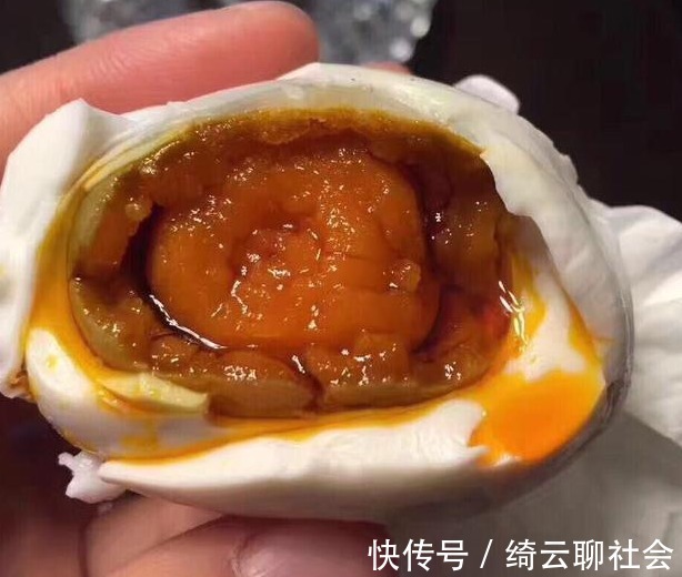 白酒|腌咸鸭蛋时，用盐和白酒很普通，大厨教你方法，个个流油起沙！