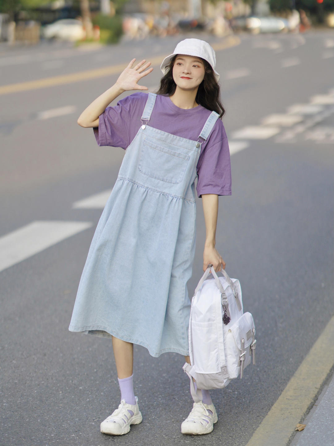 t恤 秋季穿搭指南:背带裙裤不可少,俏皮又元气