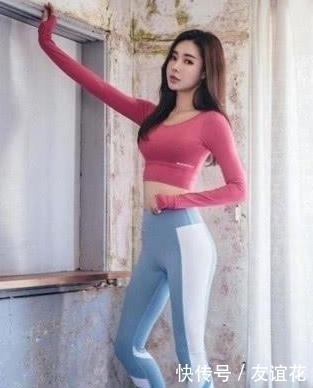 大长腿的小姐姐搭配打底裤,潇洒又不失优雅,格外好看